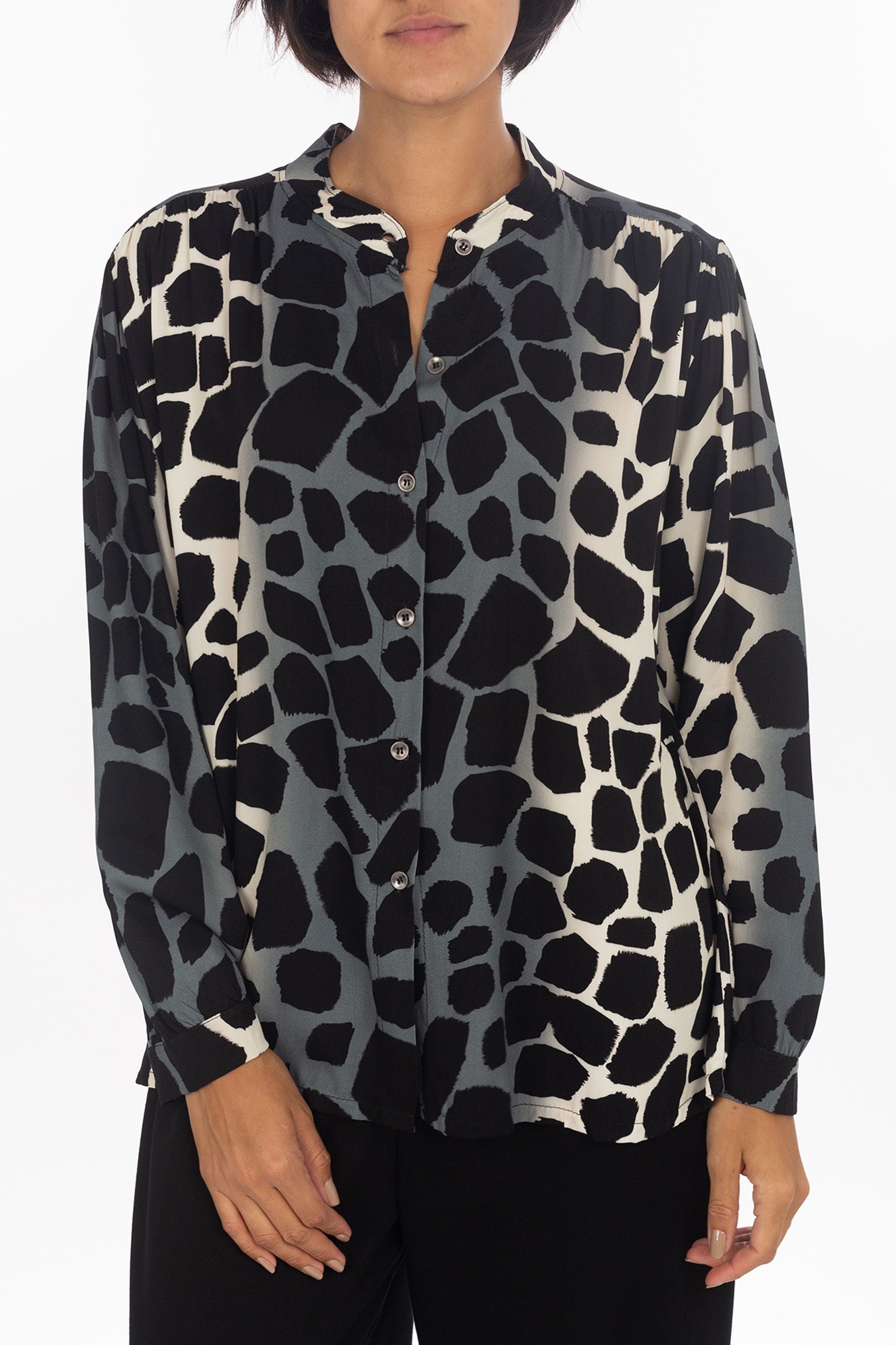 Blusa viscosa con un motivo a giraffa