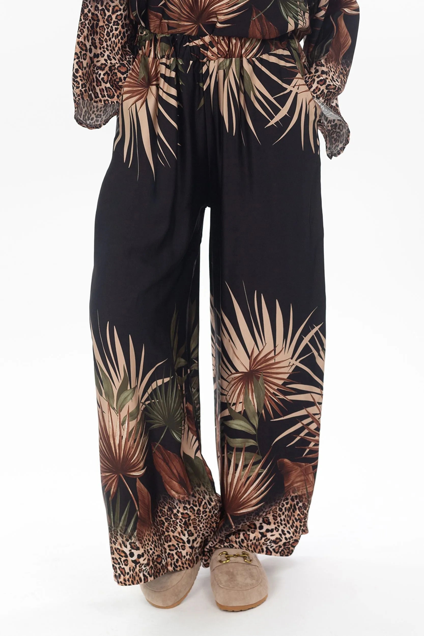 Pantaloni con modello tropicale e leo