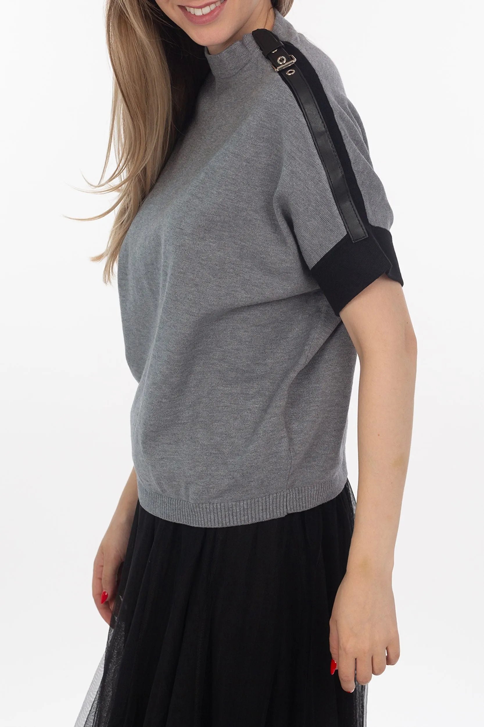 Short arm sweater with buckle