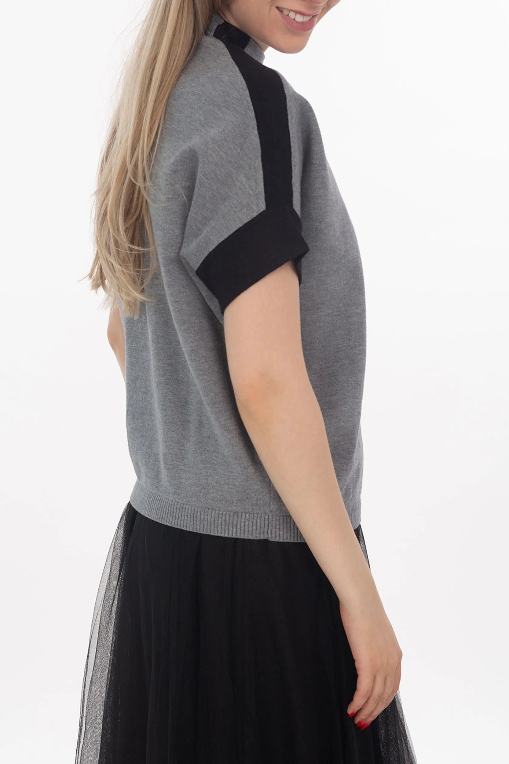 Short arm sweater with buckle