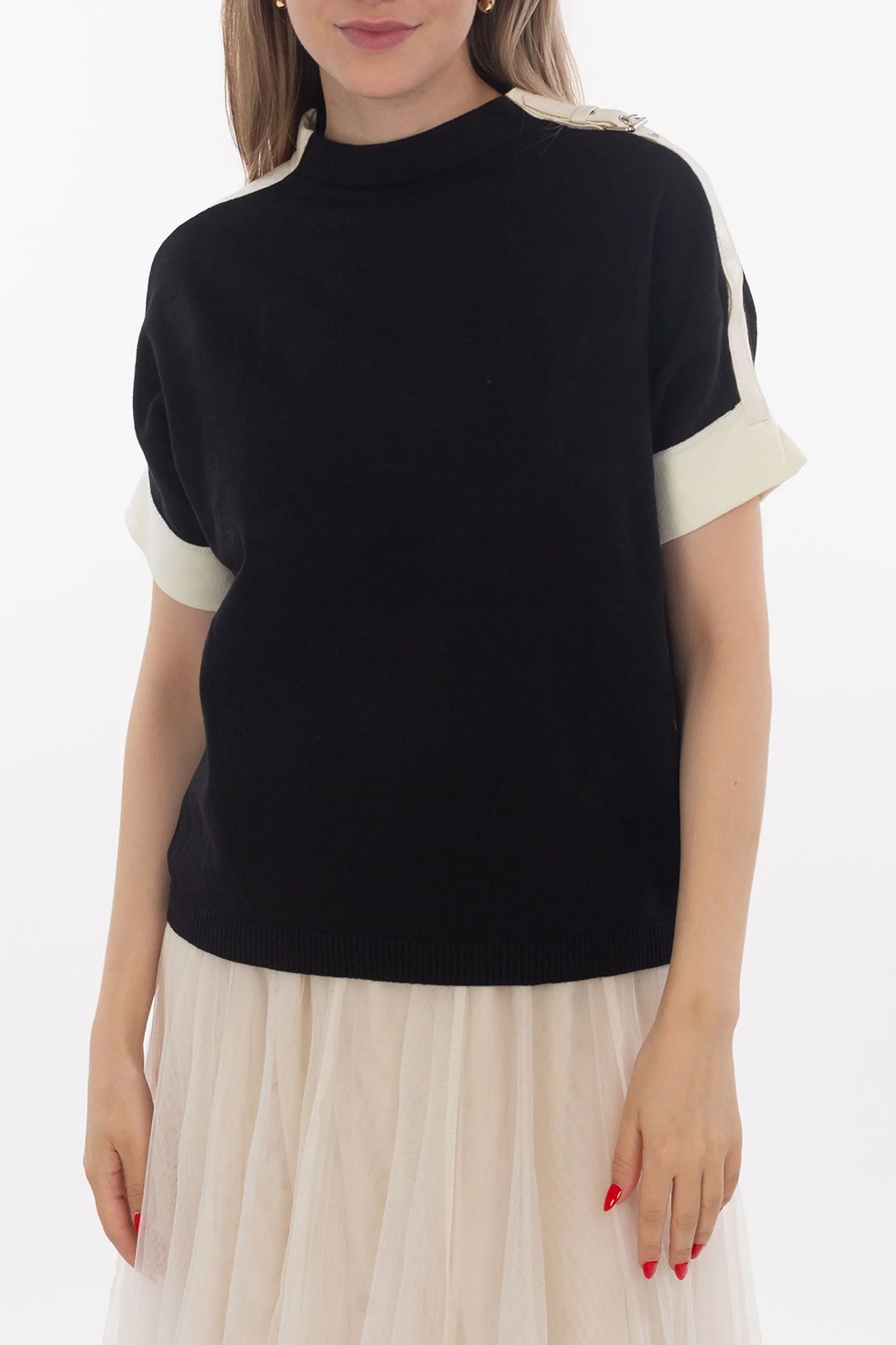 Short arm sweater with buckle