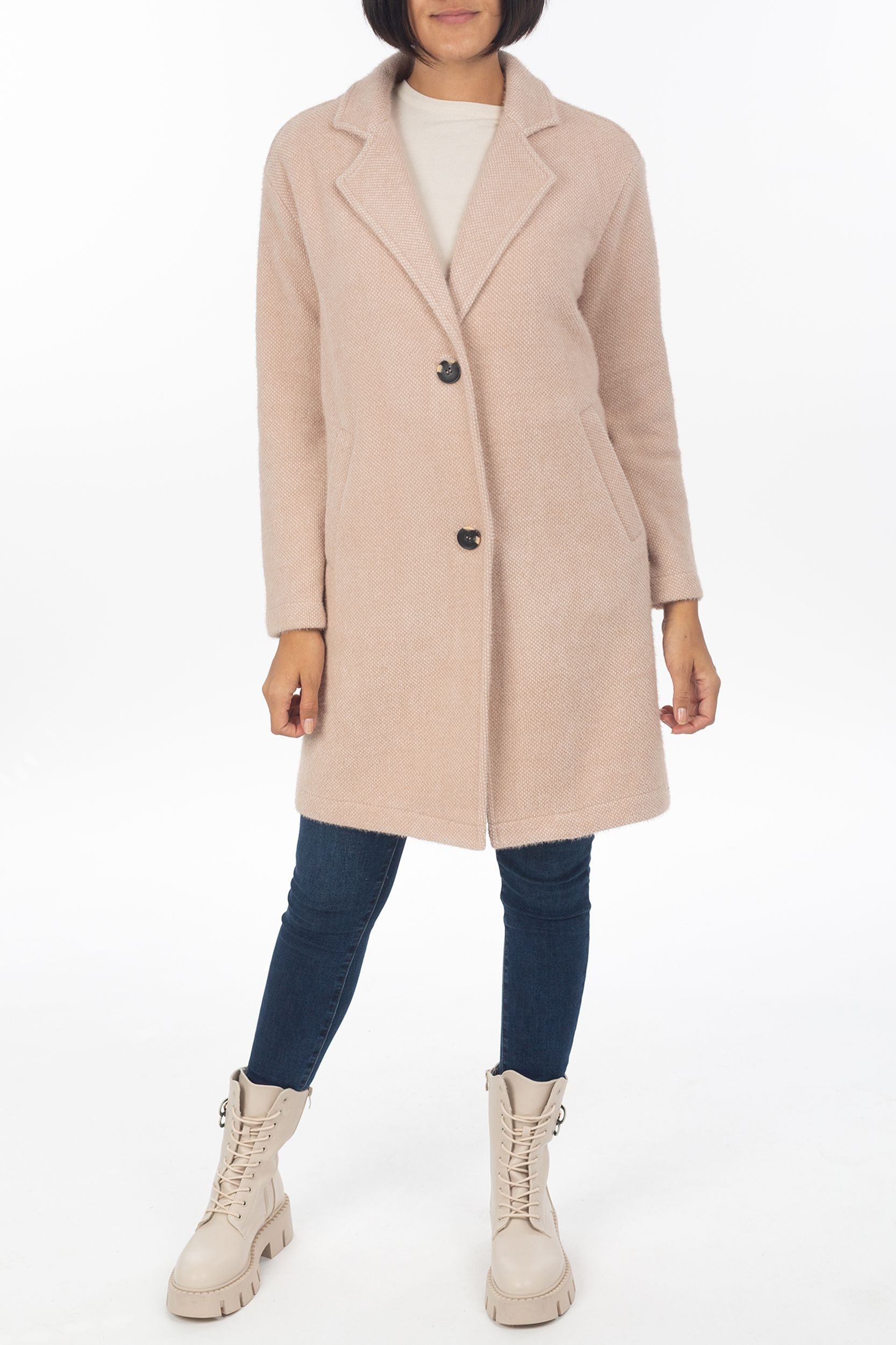 Elegant coat with a button bar