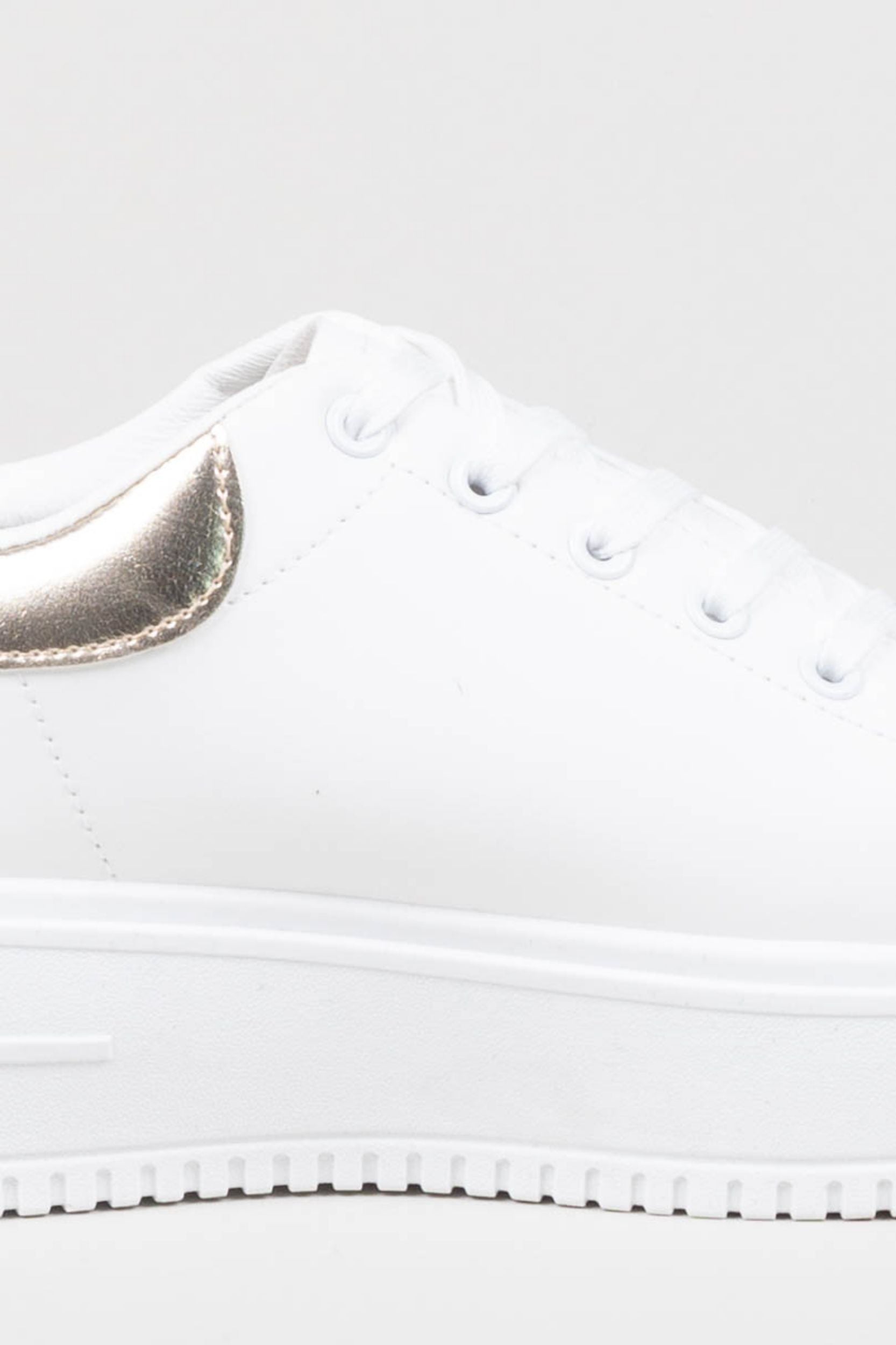 Sneaker with a gold detail