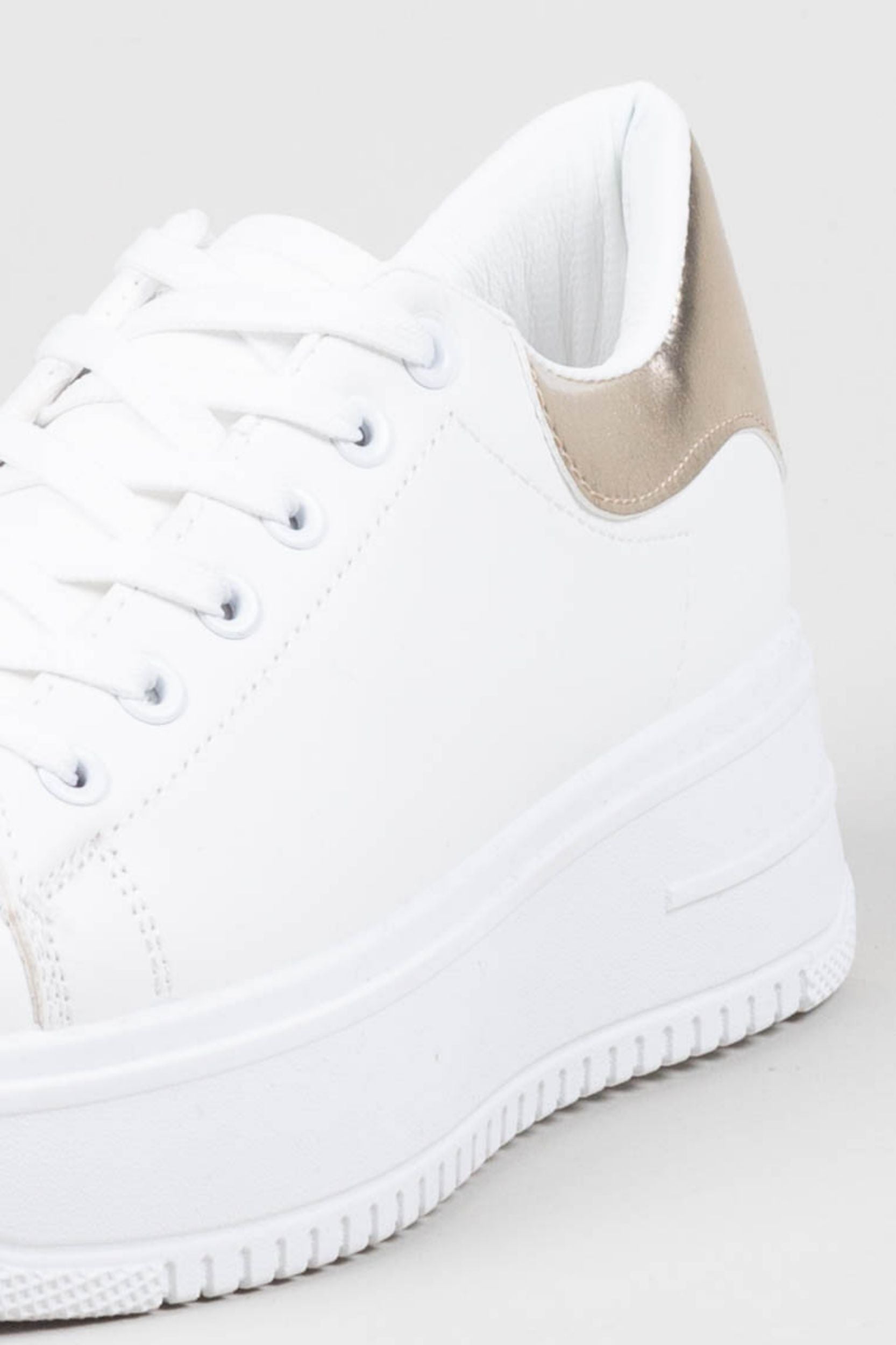 Sneaker with a gold detail