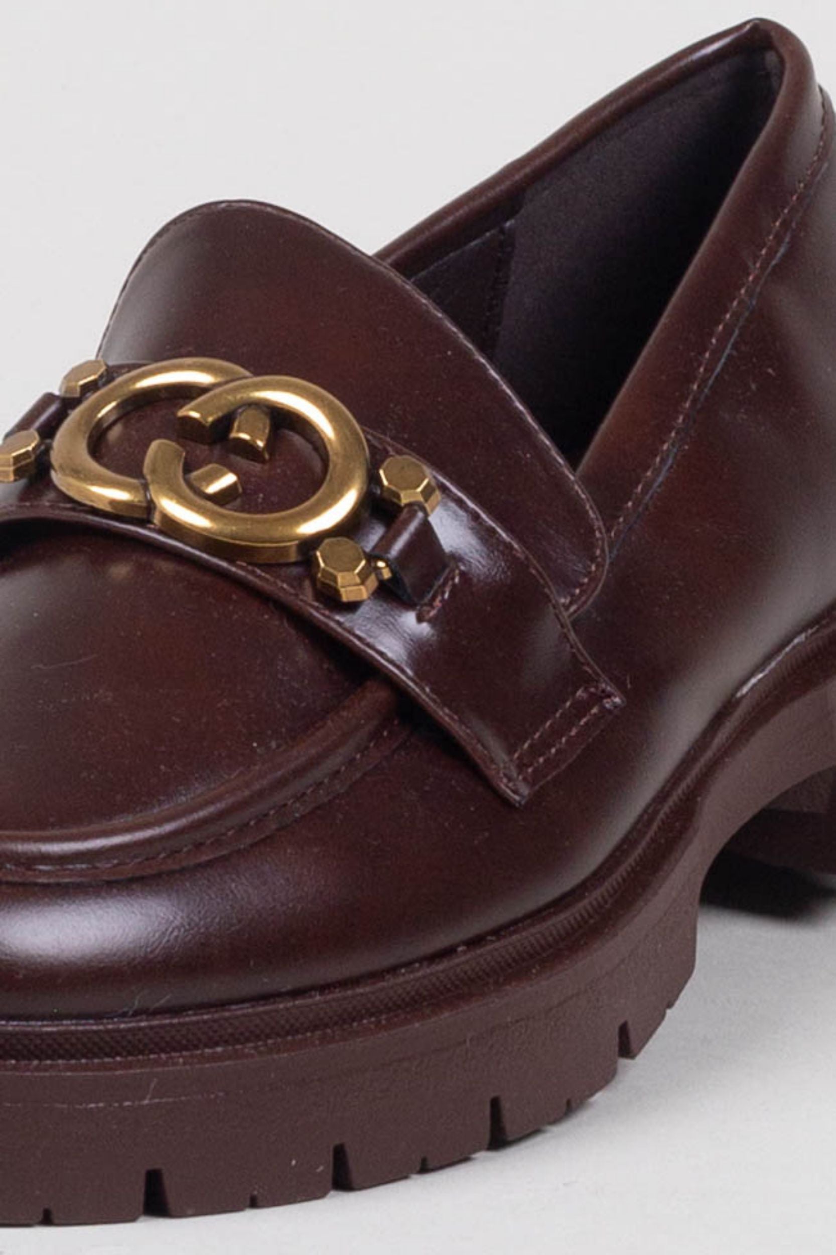 Loafer mit goldener Schnalle