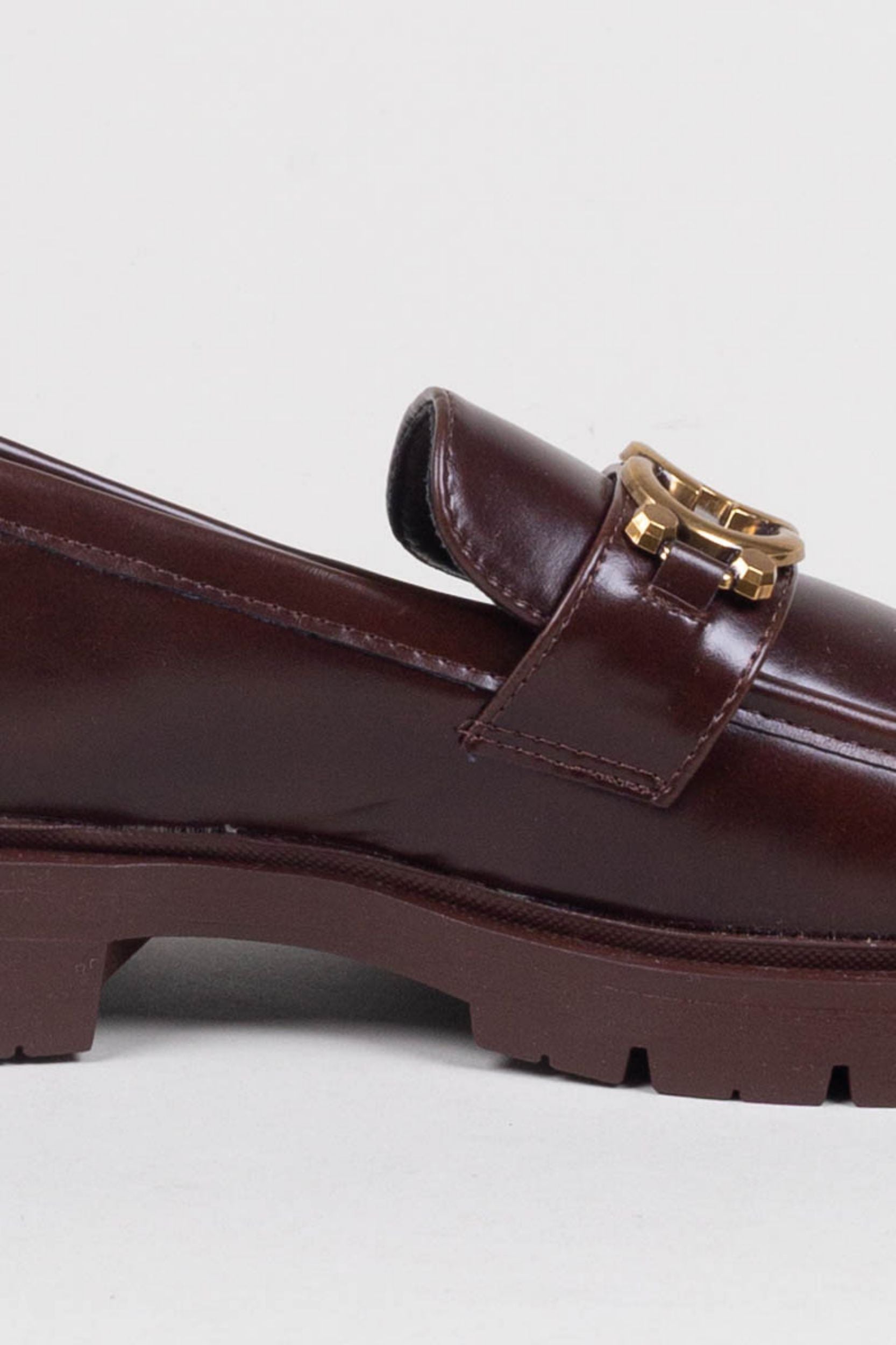 Loafer mit goldener Schnalle