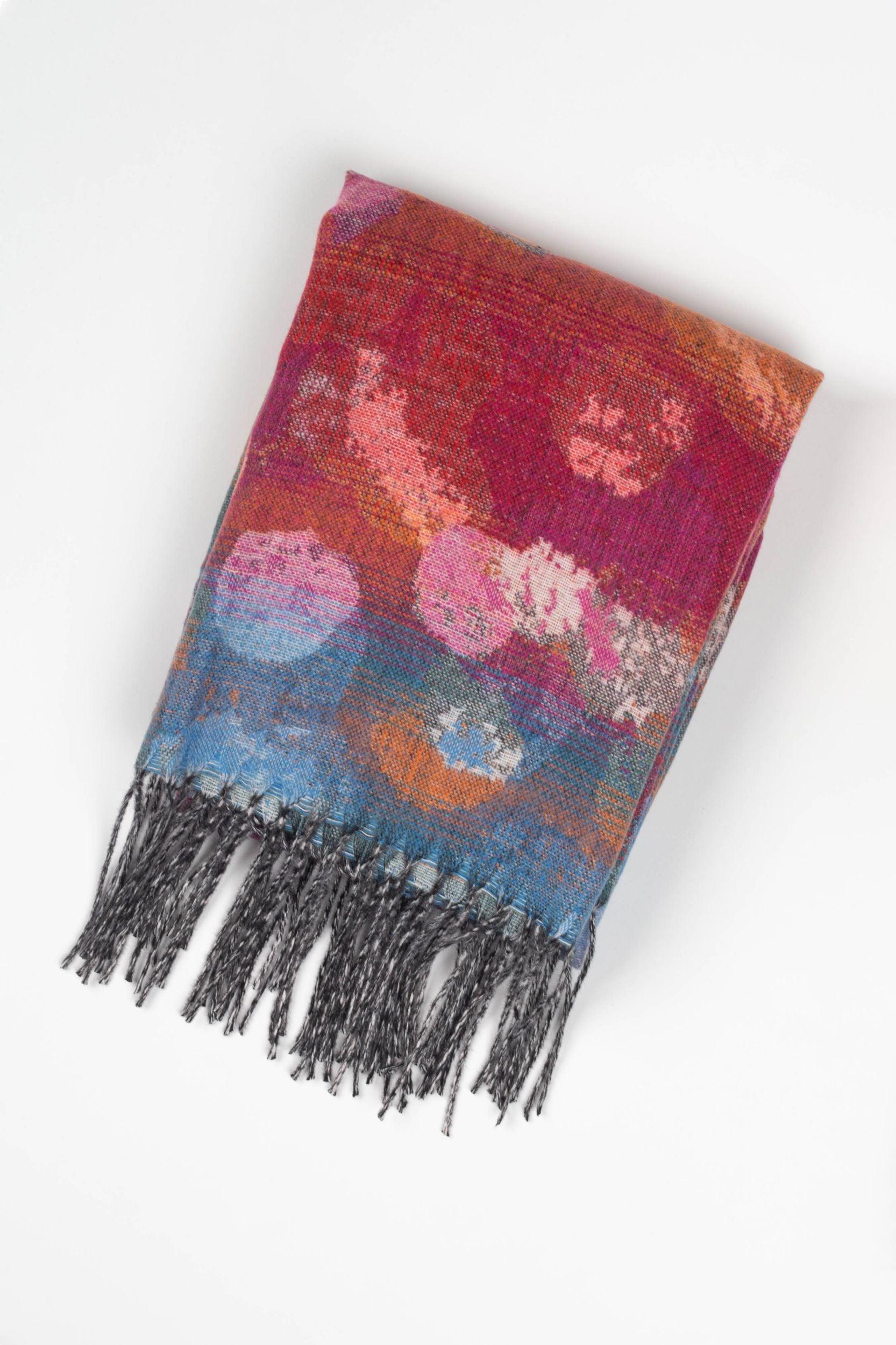 Soft scarf with fringes