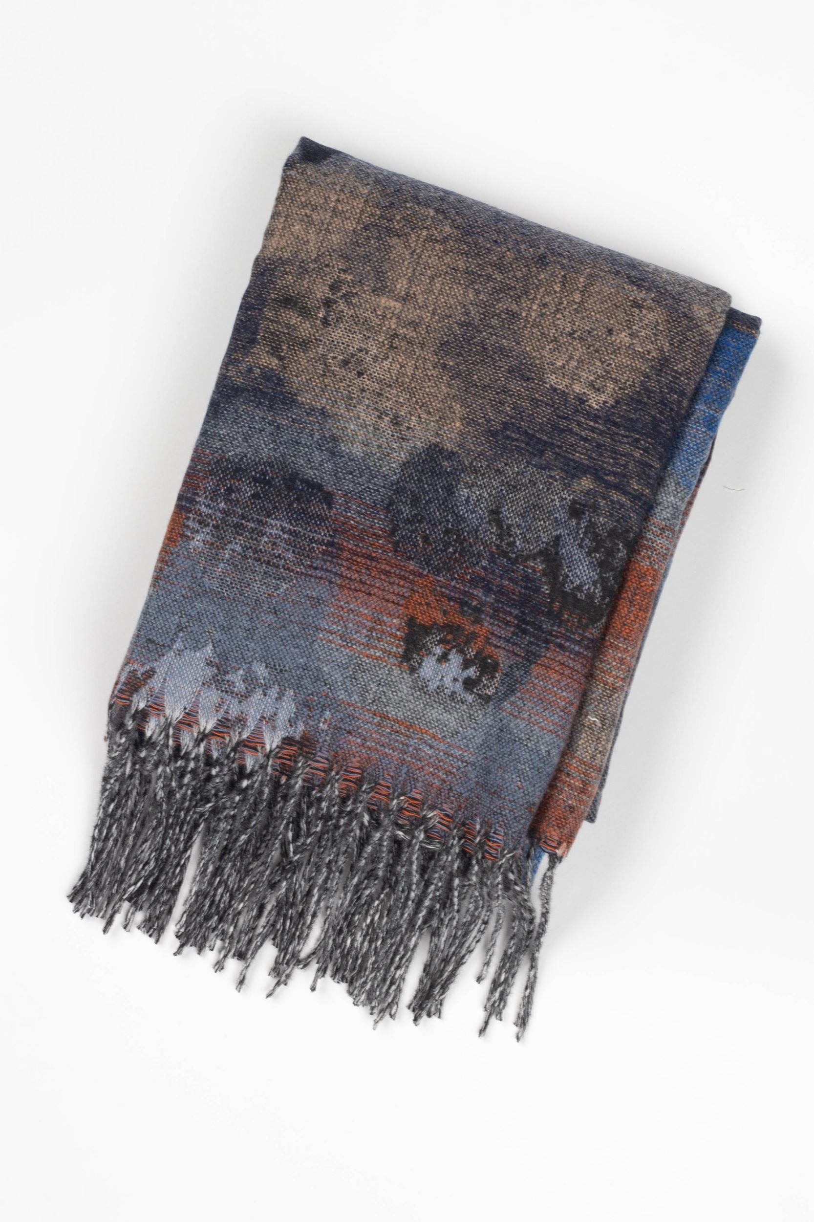 Soft scarf with fringes