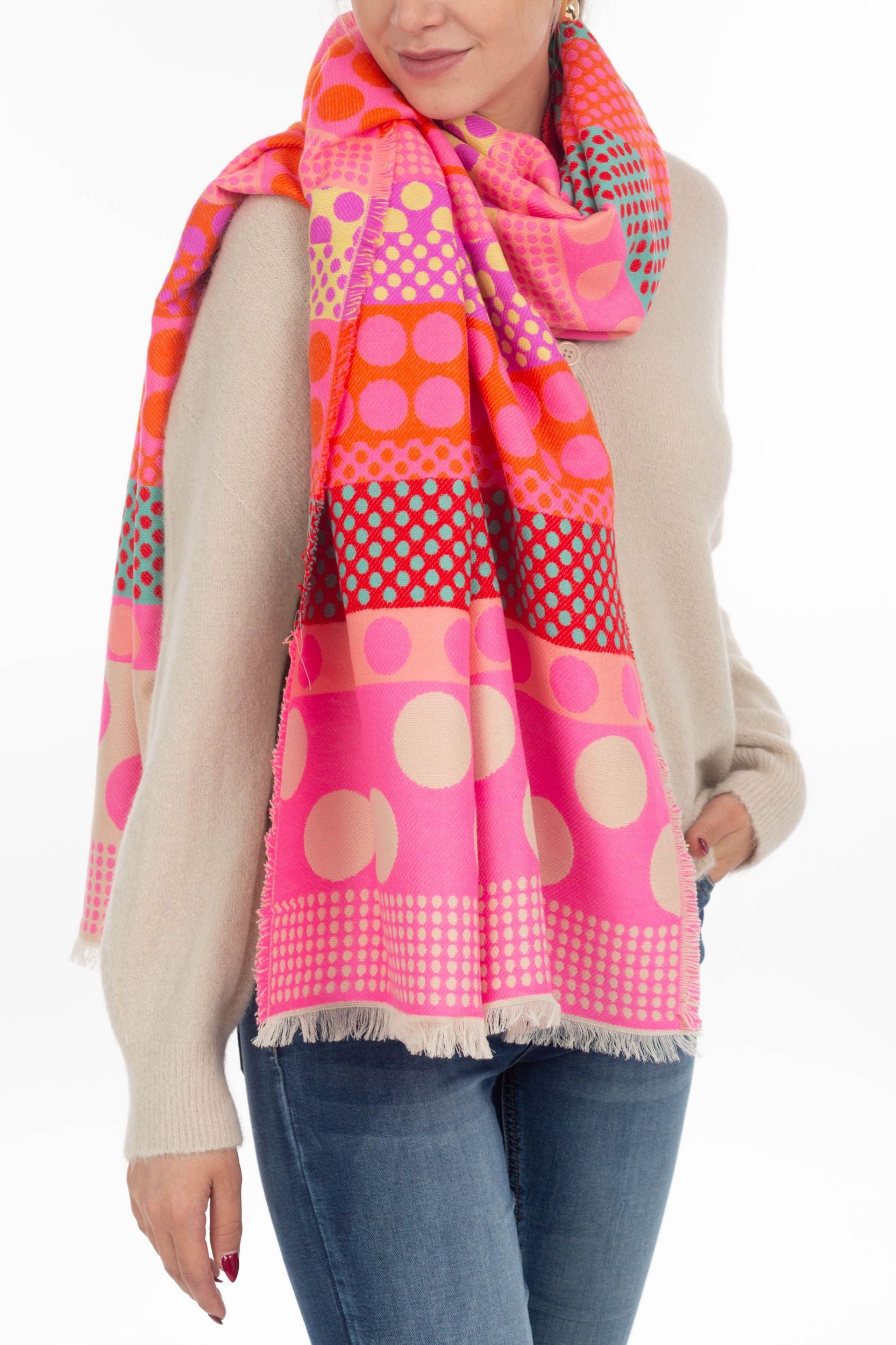 Scarf with dots