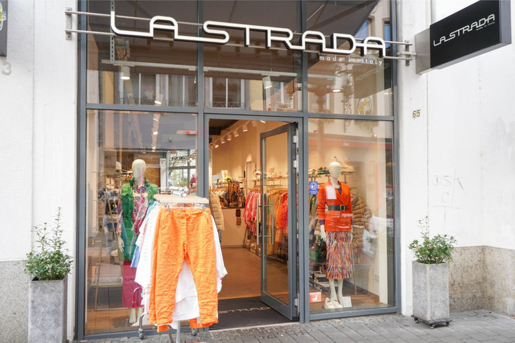 La Strada Filiale Bonn Außenansicht der Filiale mit Blick auf eine Kleiderstange