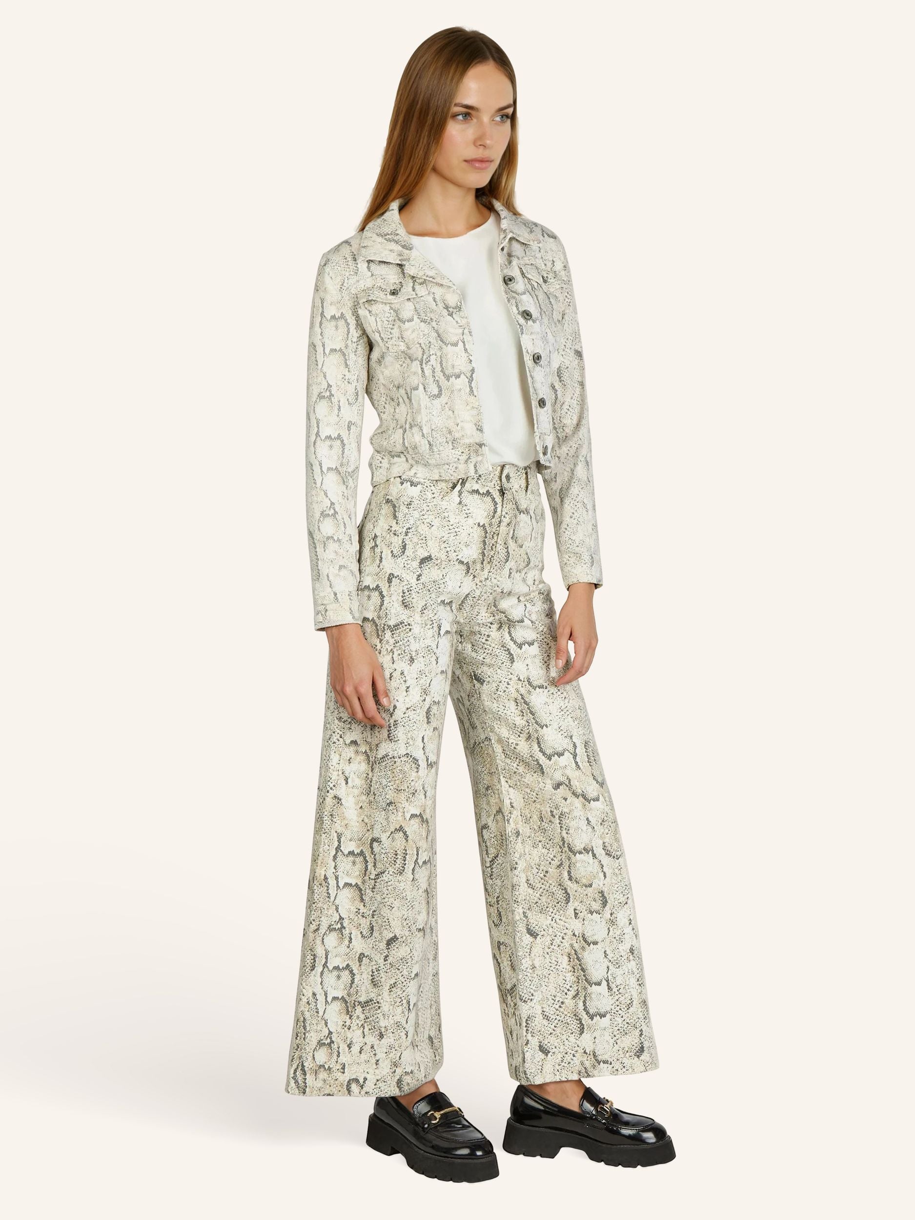 Kurze Jacke im Schlangenprint