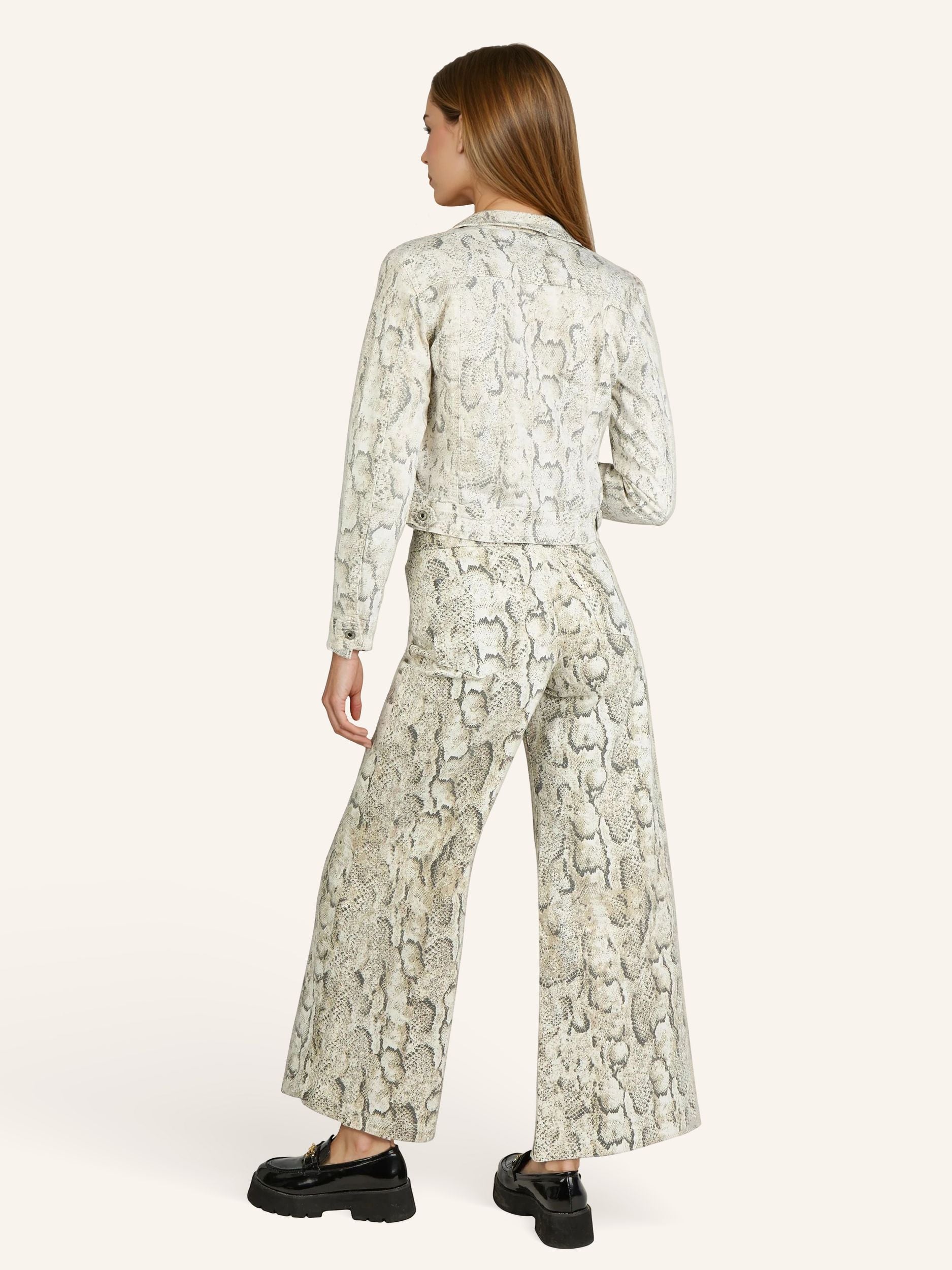 Kurze Jacke im Schlangenprint