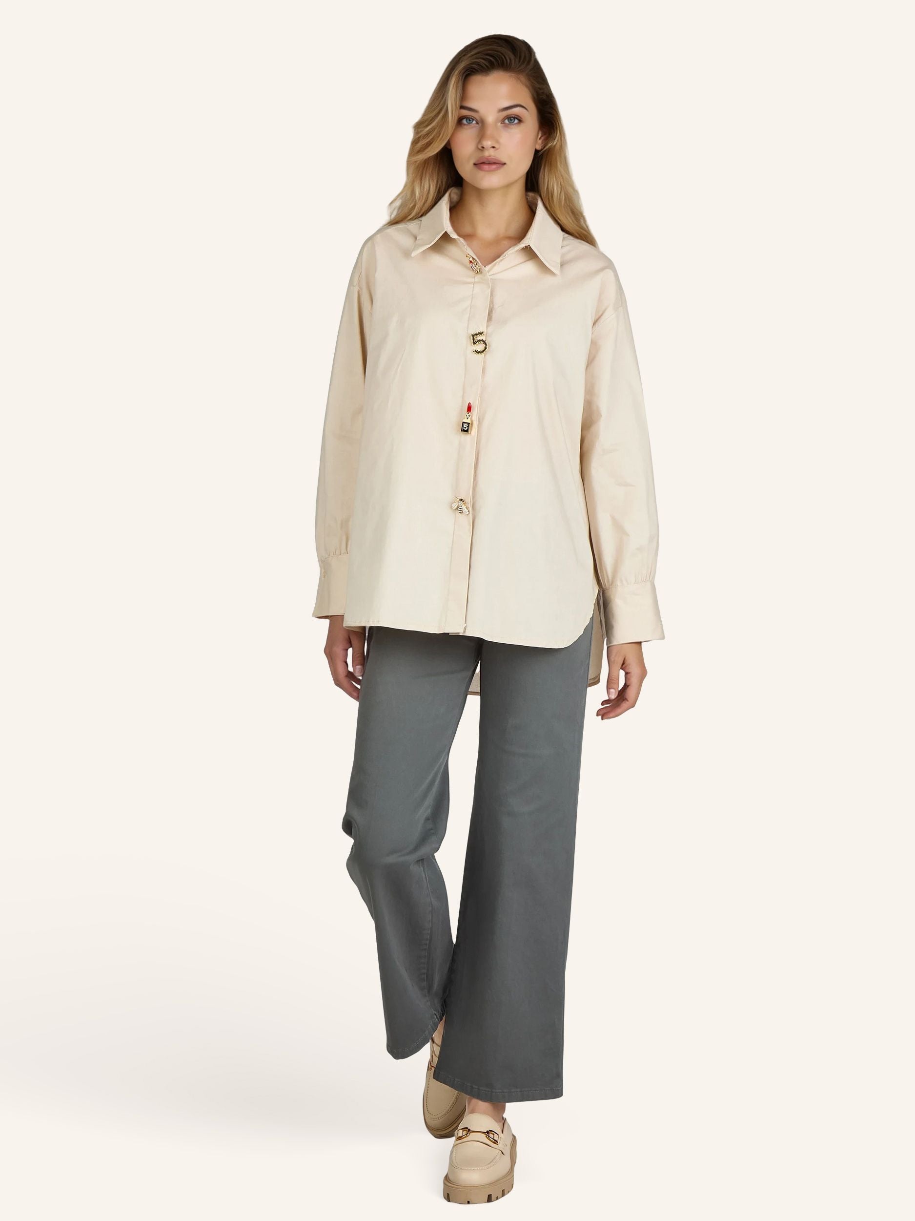 Oversize-Bluse mit modischen Schmuckdetails