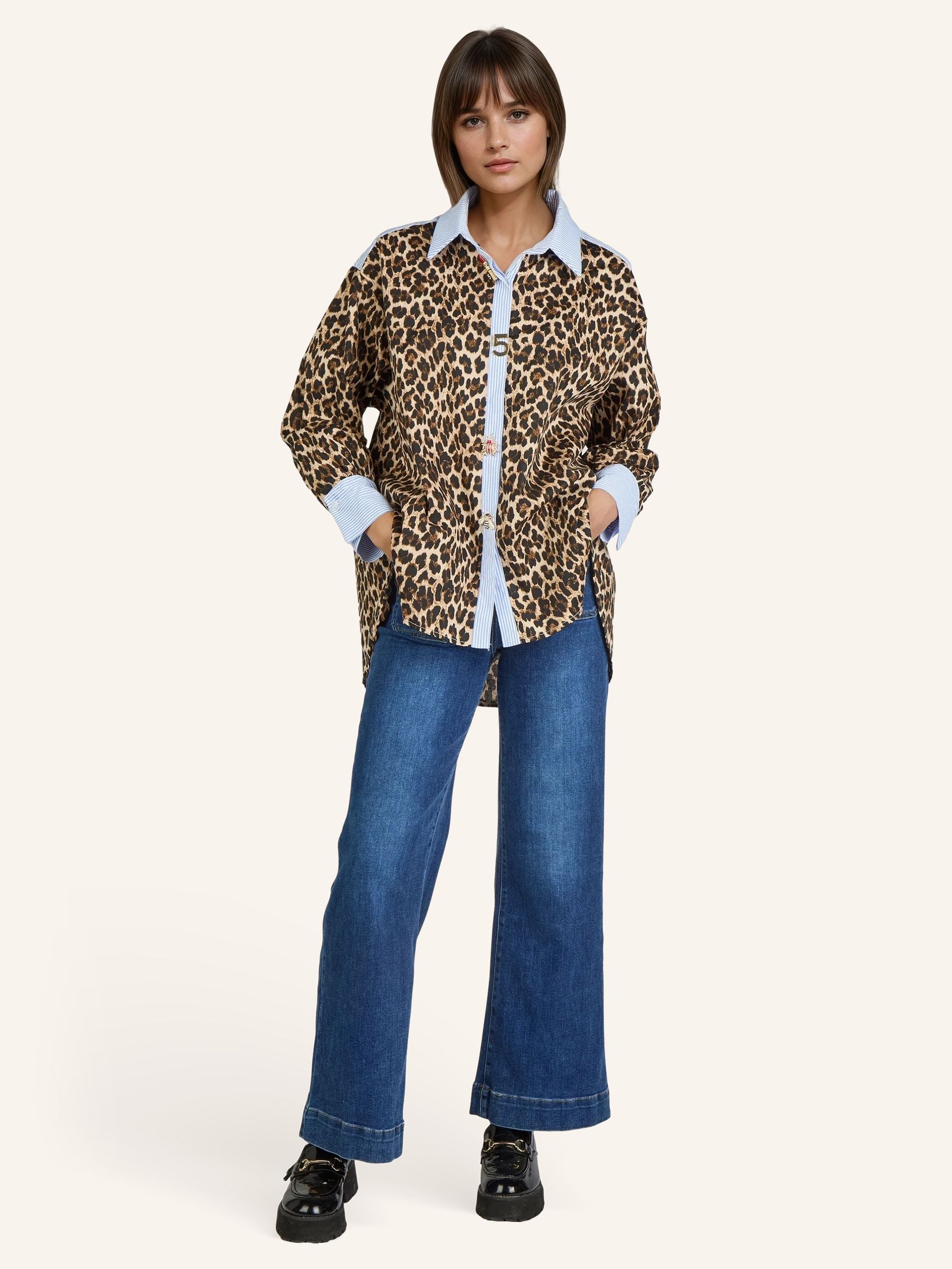 Oversize-Bluse im Mix aus Leo-Print und Streifen