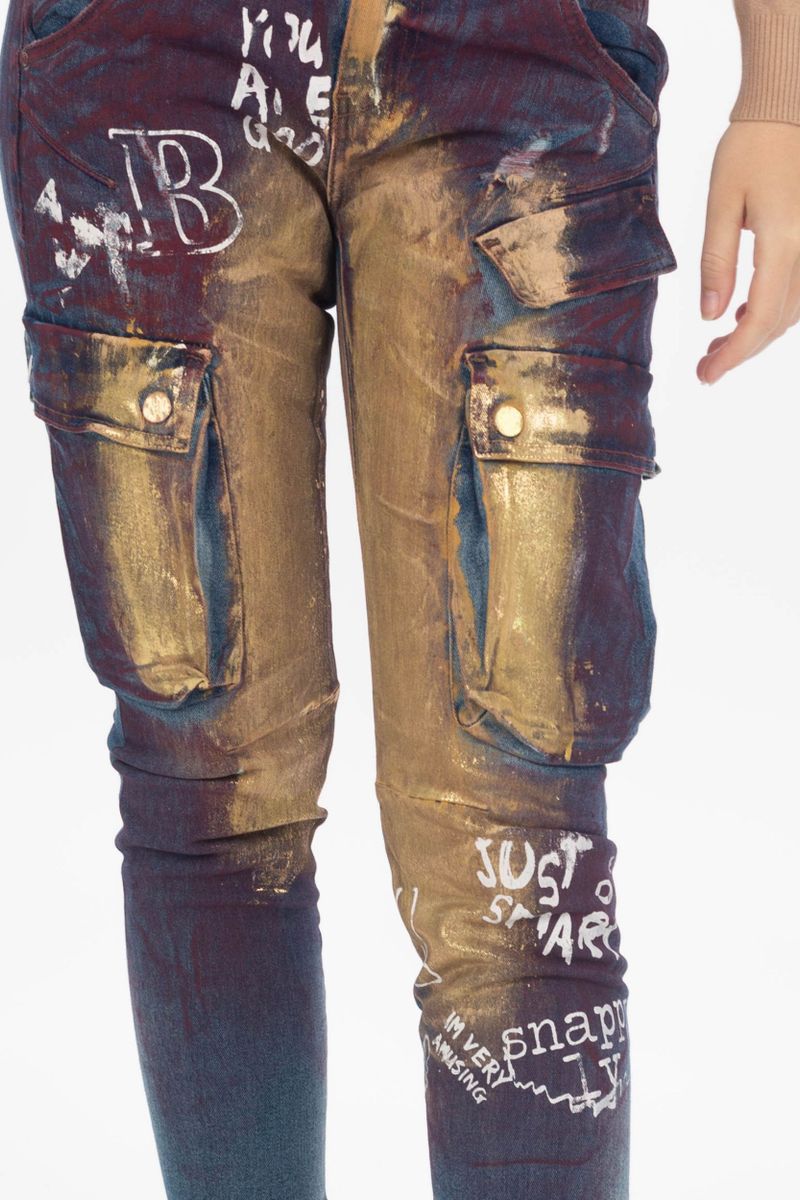 Cargo jeans in a sprayer look