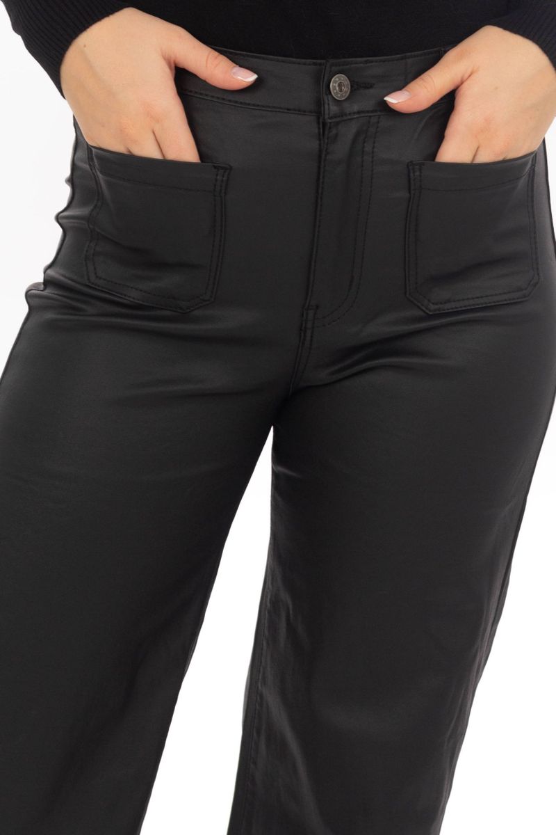 Beschichtete Hose mit ausgestelltem Bein