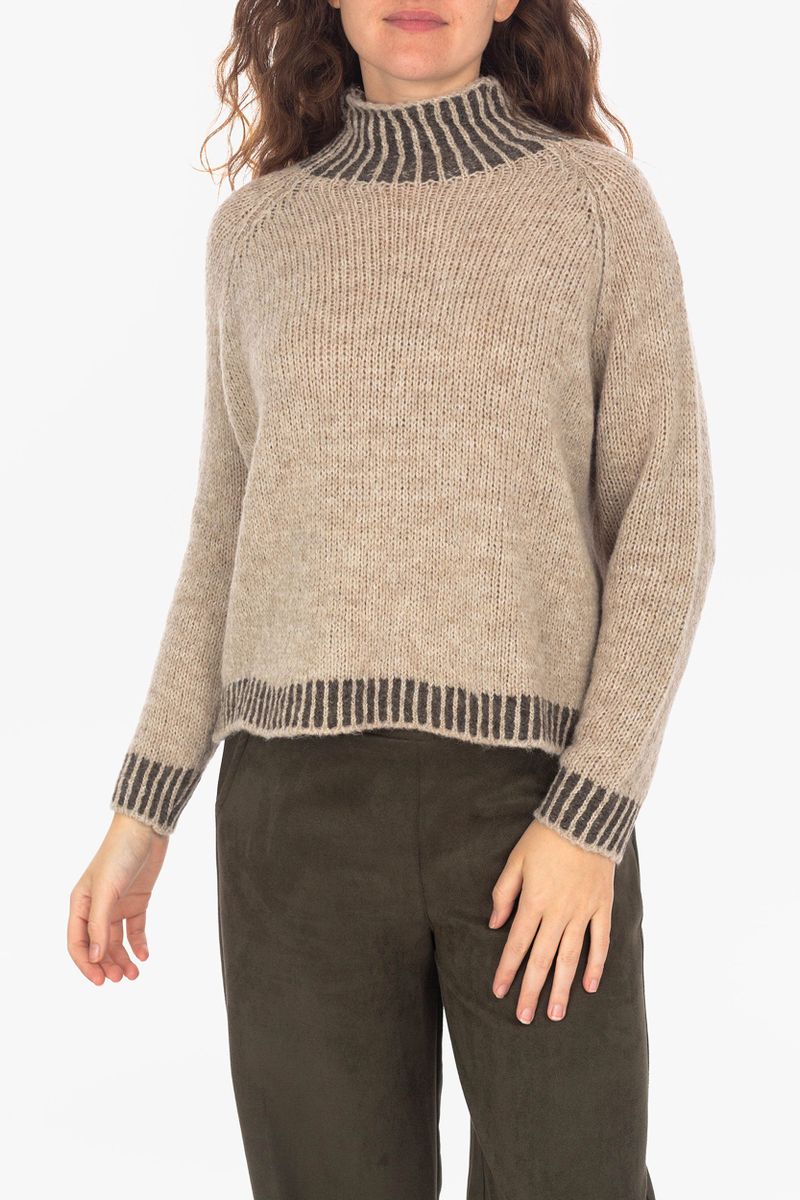 Pullover mit Strickmuster an Kragen und Bündchen