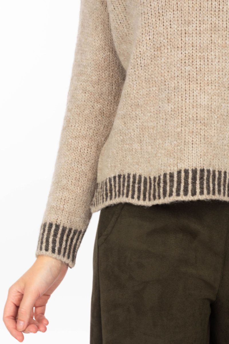 Pullover mit Strickmuster an Kragen und Bündchen