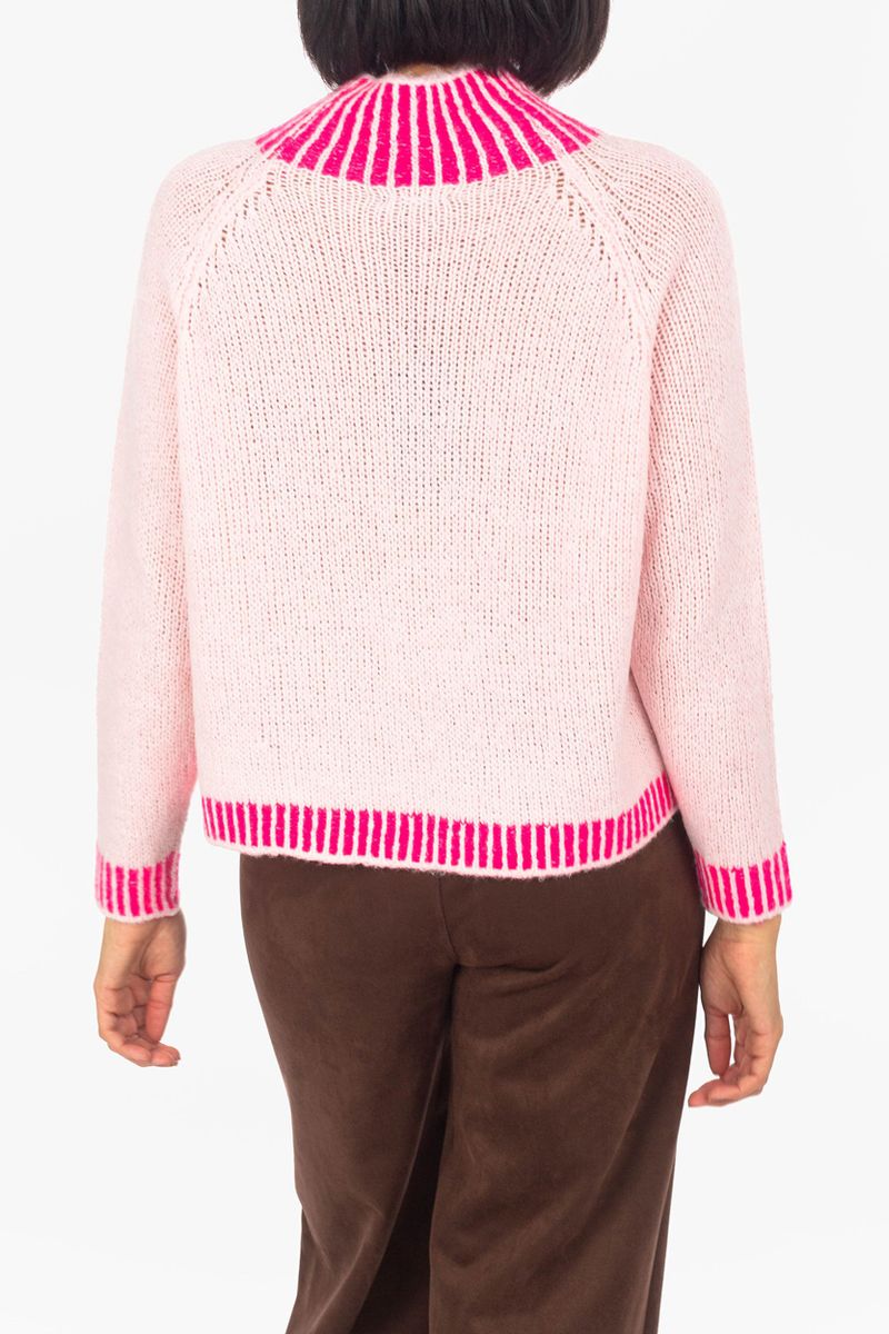 Pullover mit Strickmuster an Kragen und Bündchen