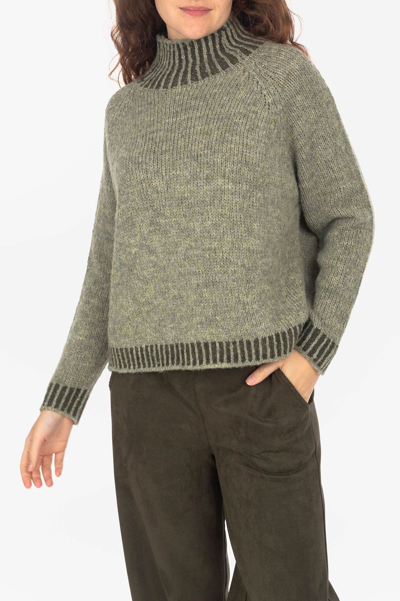 Pullover mit Strickmuster an Kragen und Bündchen