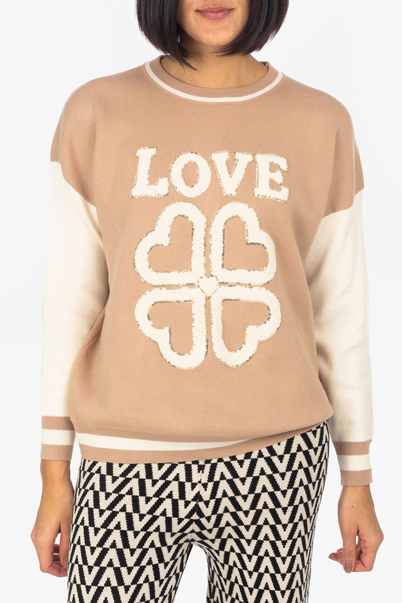 Sweater with lettering