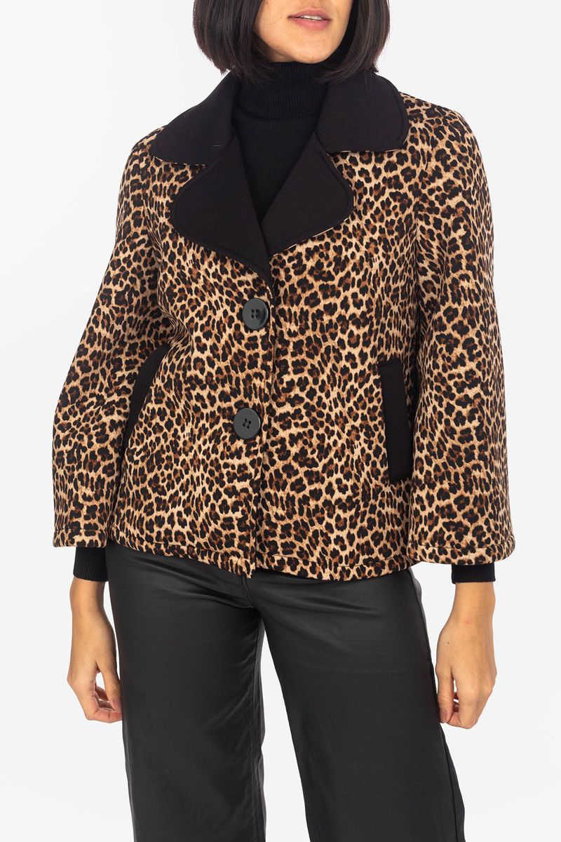 Leoprint- Jacke mit großem Kragen und Knopfverschluss