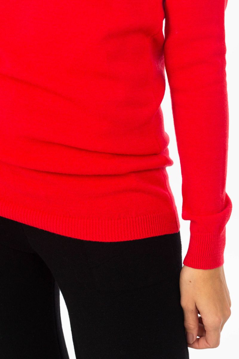 Langer Pullover mit weitem Schalkragen