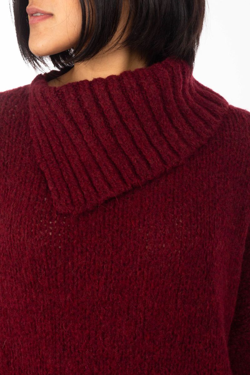 Grobstrick- Pullover mit asymmetrischem Kragen