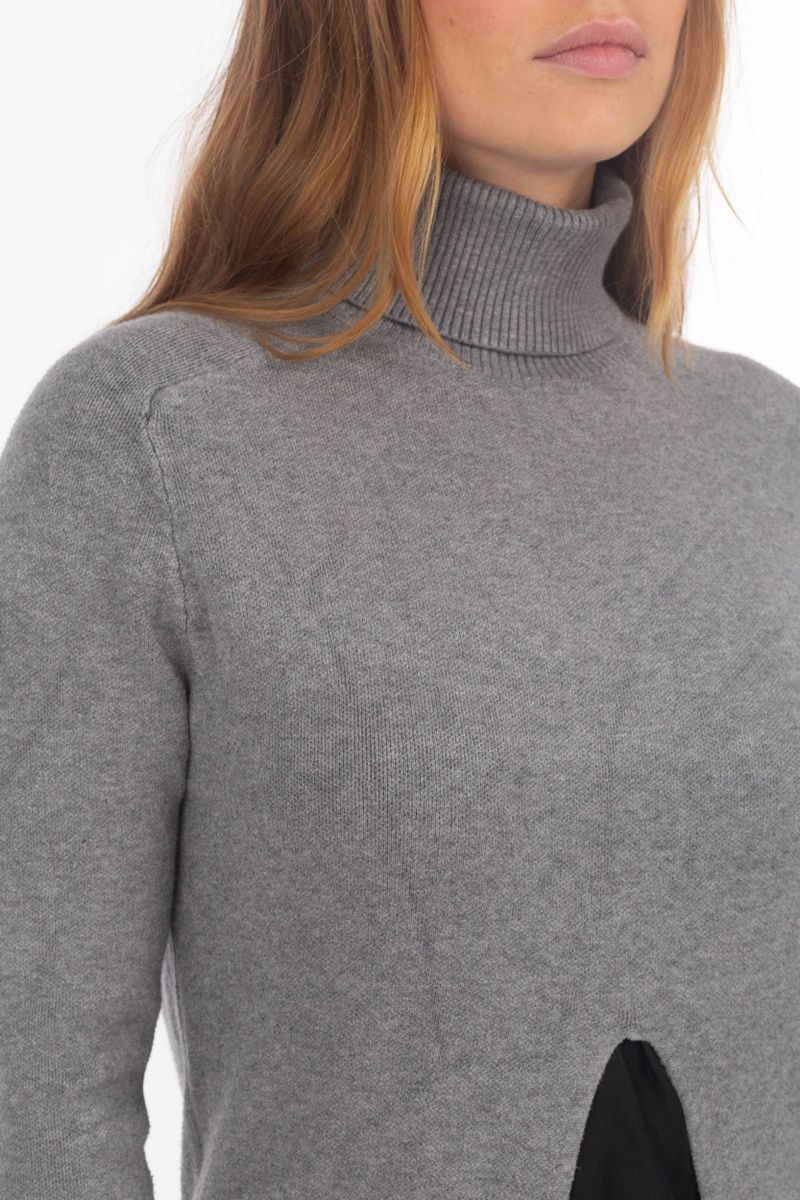 Langer Strickpullover mit hohem Schlitz