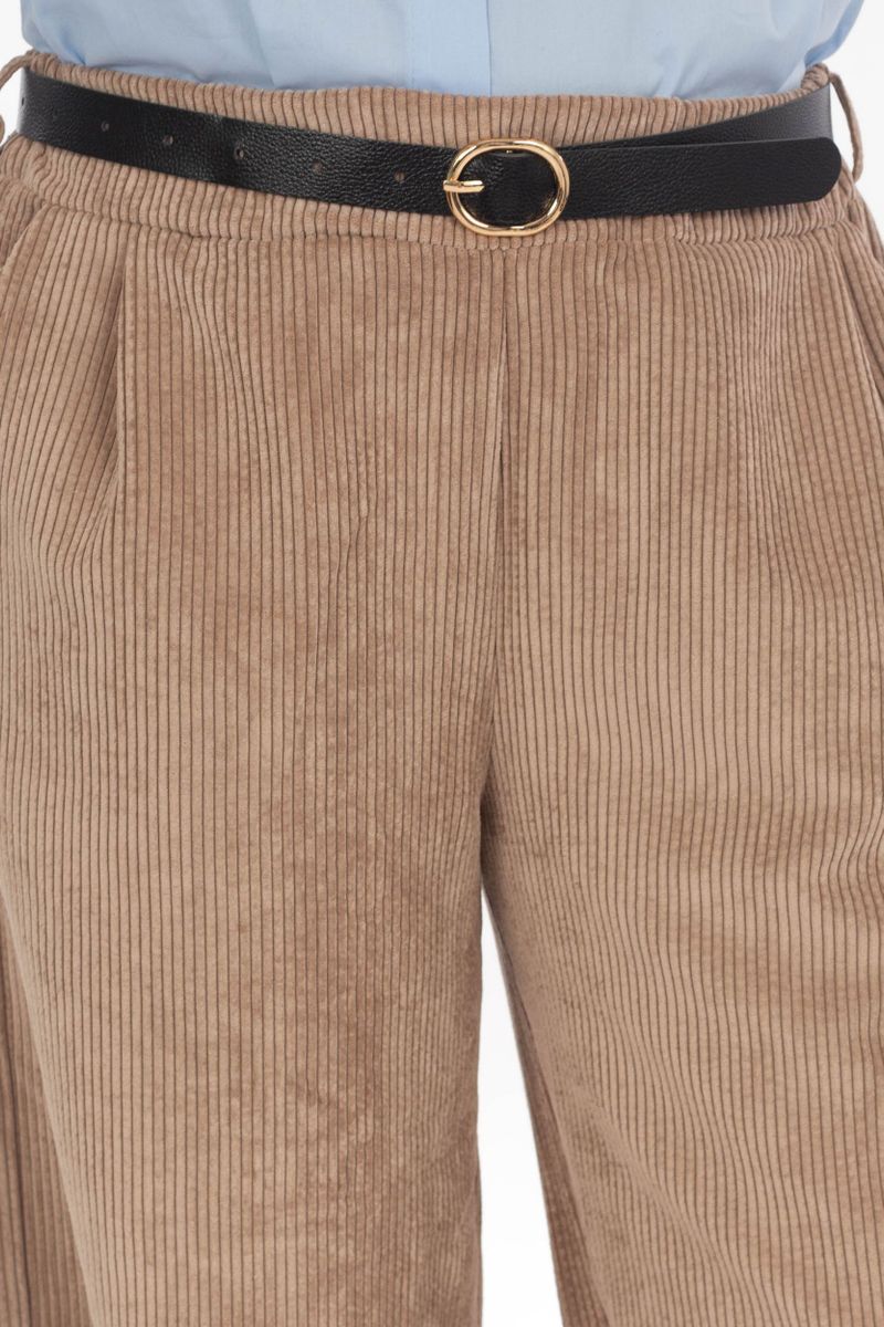 Cordhose mit Gürtel und weitem Bein