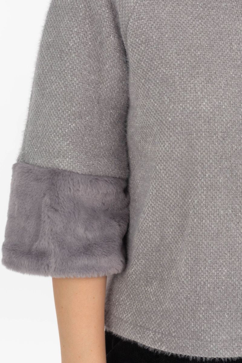 Short jacket with a fur trim on the arm