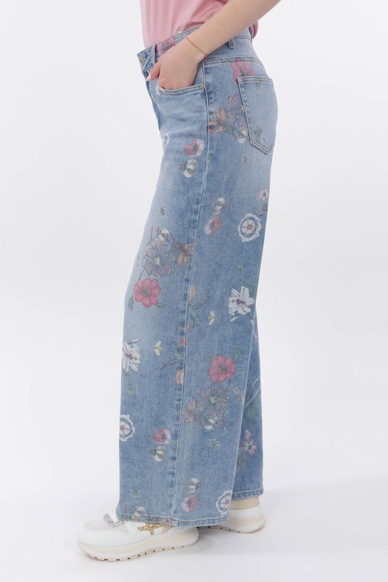 Jeans with flower patterns