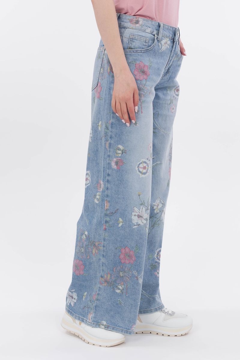 Jeans with flower patterns