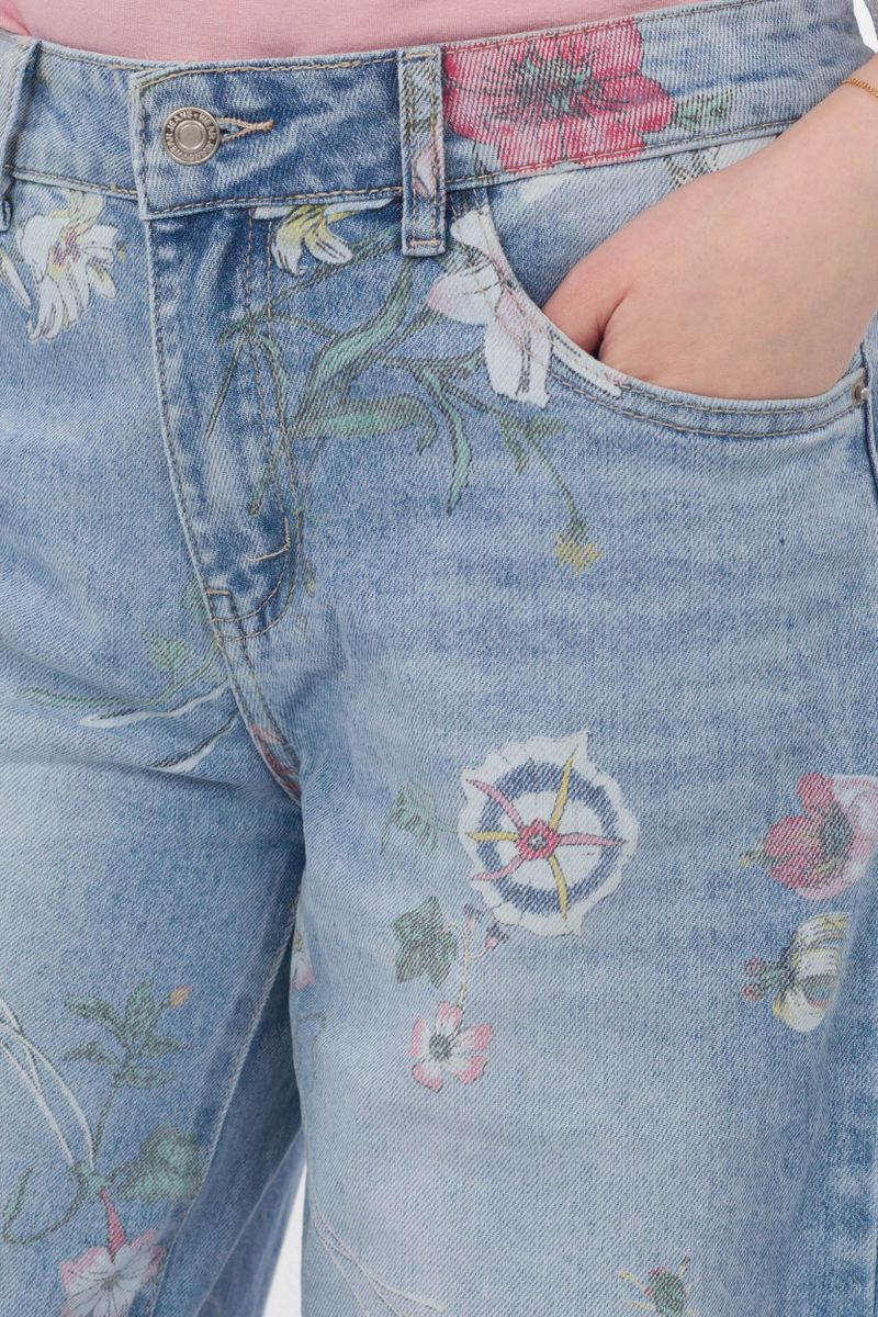 Jeans with flower patterns