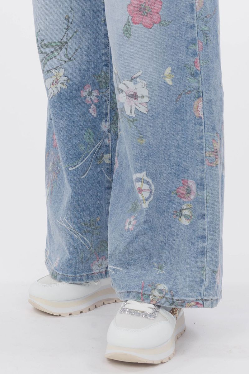 Jeans with flower patterns