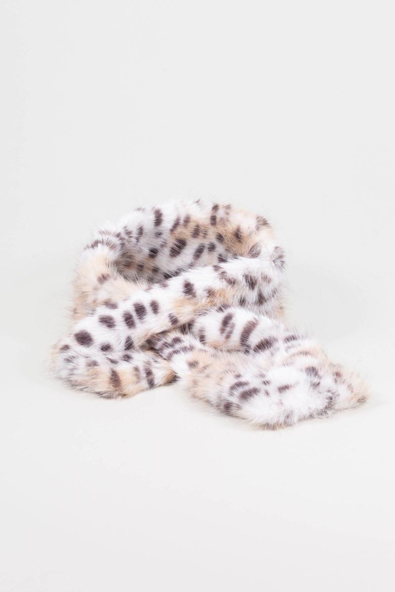 Cuddly scarf in the web fur look with Leo pattern