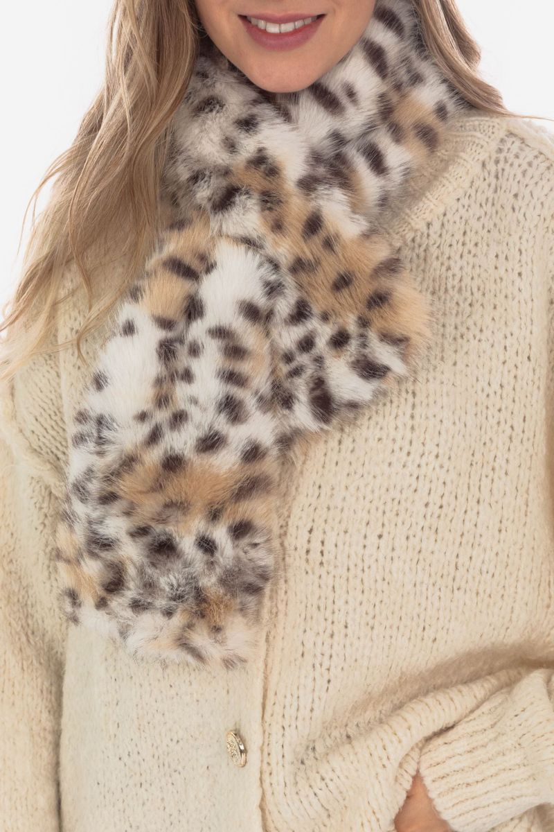 Cuddly scarf in the web fur look with Leo pattern