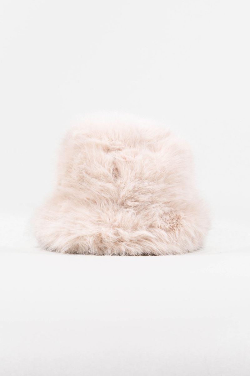 Elegant hat in the web fur look