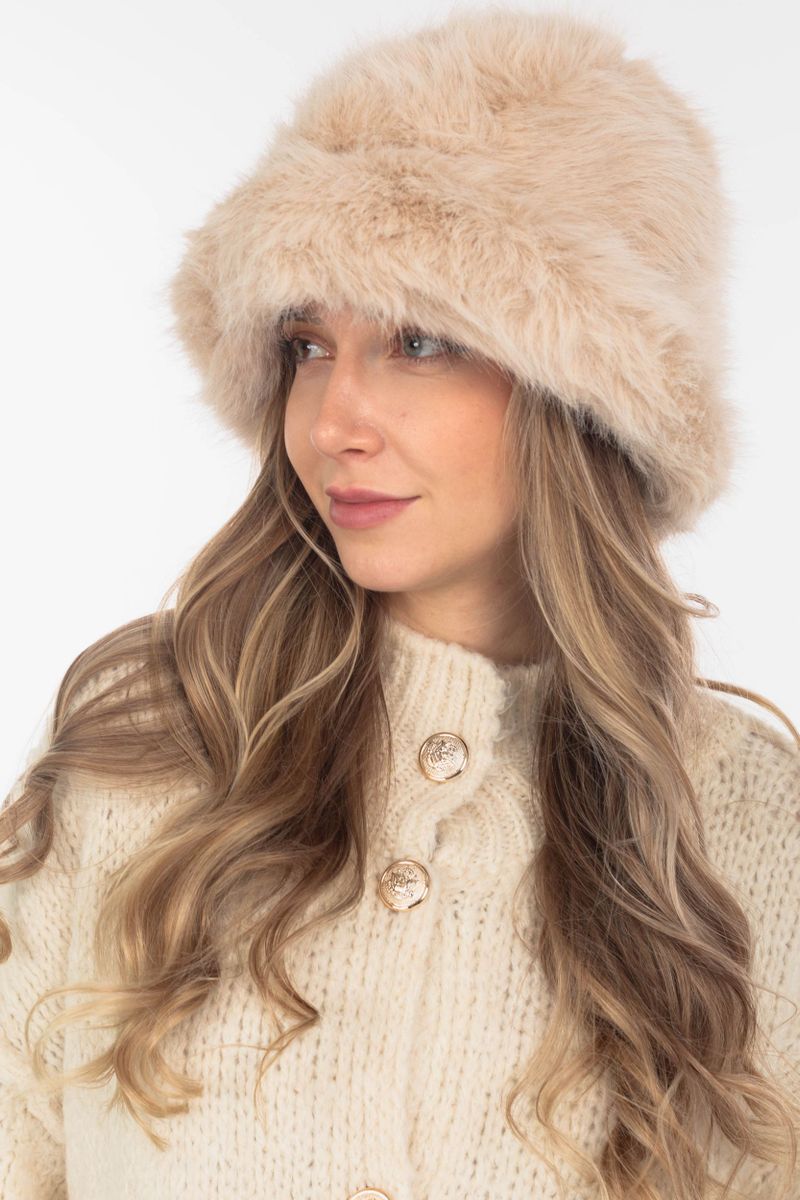 Elegant hat in the web fur look