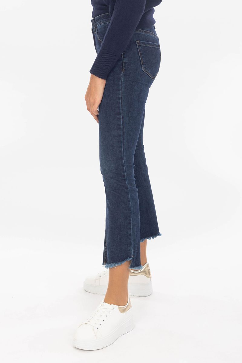 High-tail skinny jeans met een knoopbalk