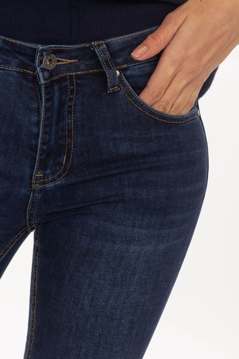 High-tail skinny jeans met een knoopbalk