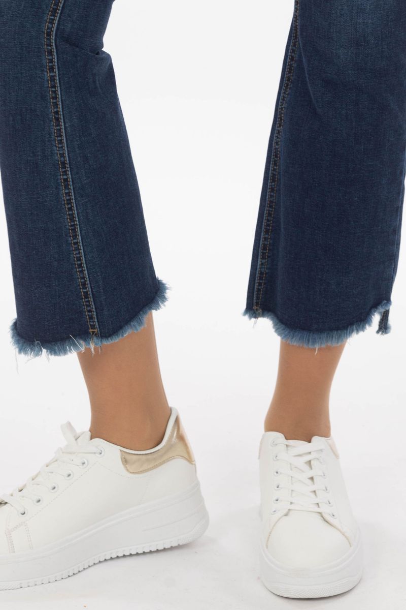 High-tail skinny jeans met een knoopbalk