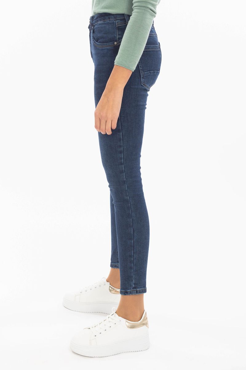 High-tail skinny jeans met een knoopbalk