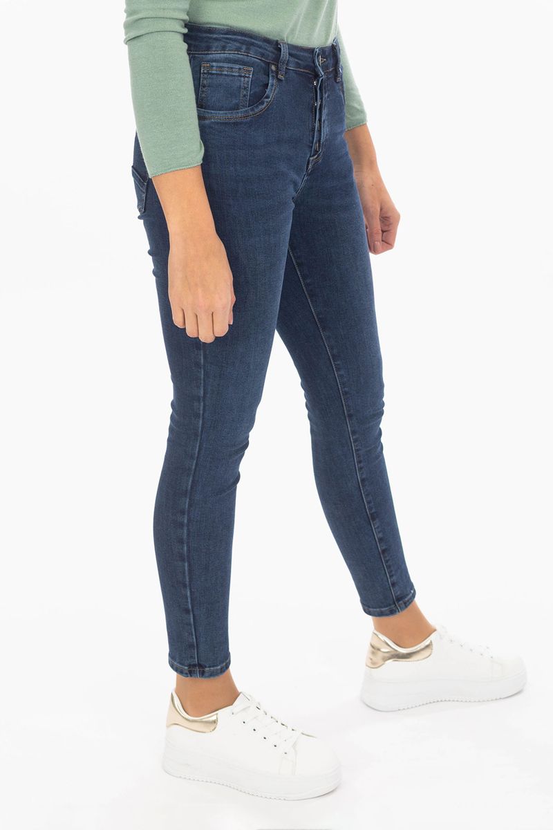 High-tail skinny jeans met een knoopbalk