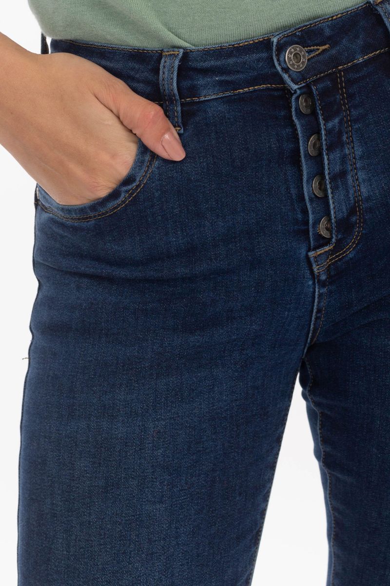 High-tail skinny jeans met een knoopbalk