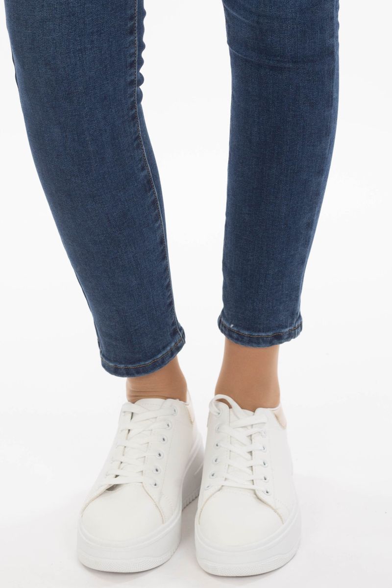 High-tail skinny jeans met een knoopbalk