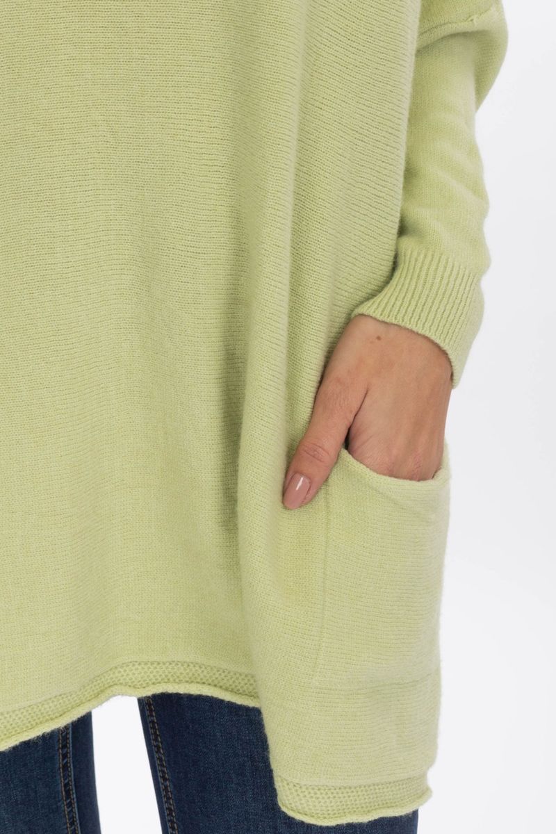 Oversized sweater with pockets attached