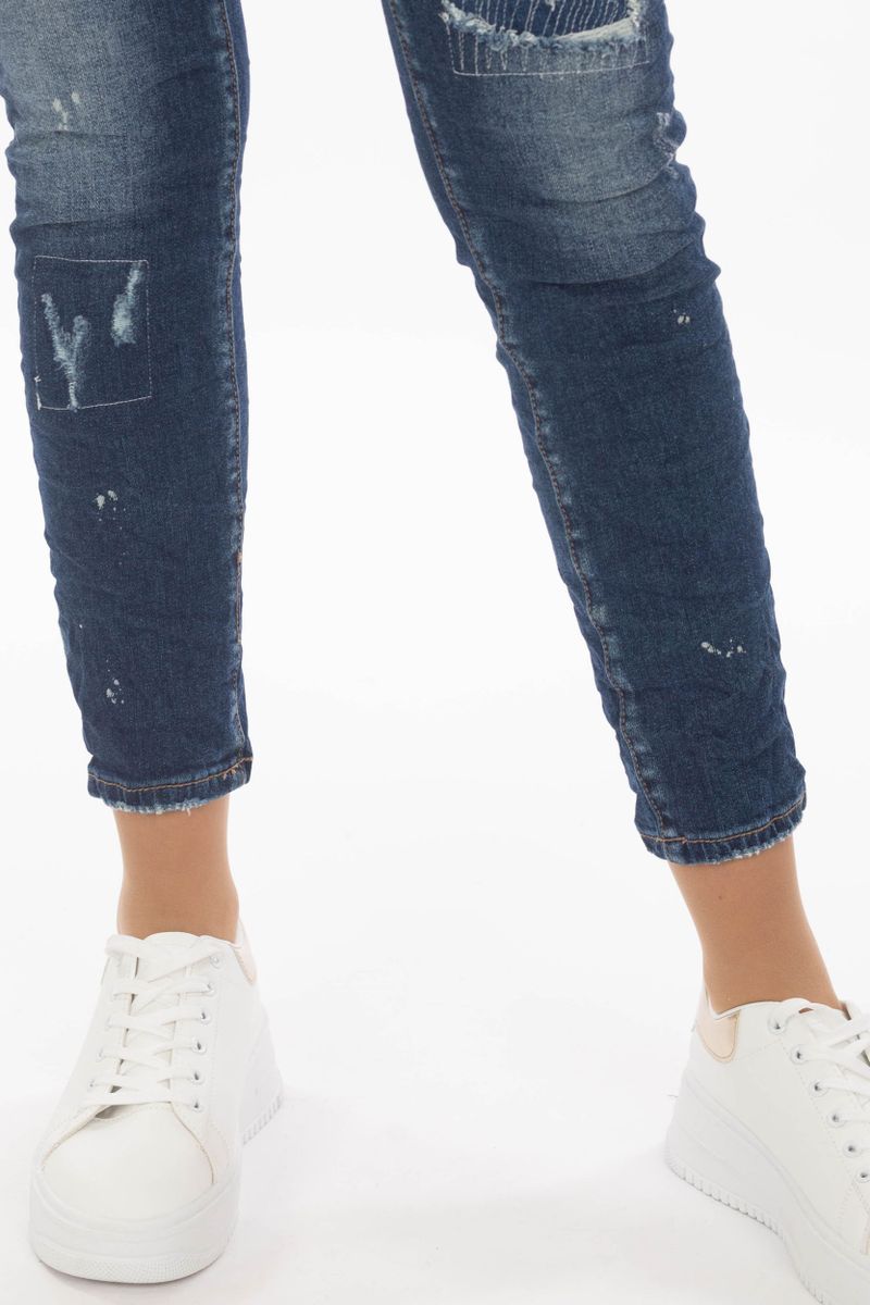 High-waist jeans with a button placket and used look