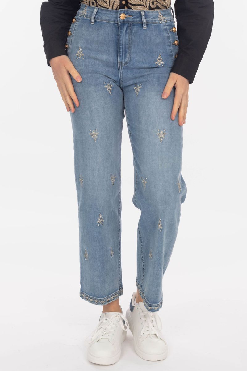 Jeans mit Zierknöpfen und Floralen Stickereien