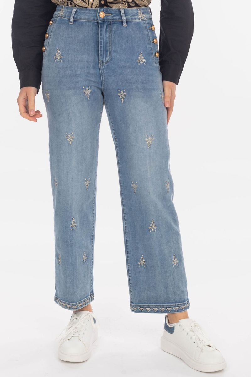 Jeans mit Zierknöpfen und Floralen Stickereien